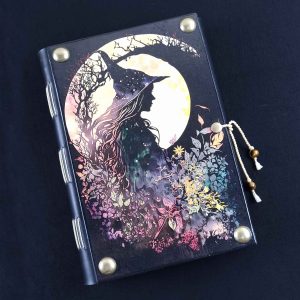 Caderno costurado com capa em madeira Bruxa 01