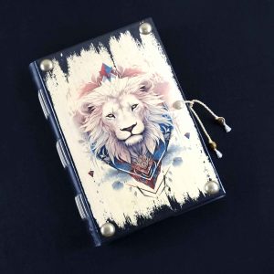 Caderno costurado com capa em madeira Leão 01