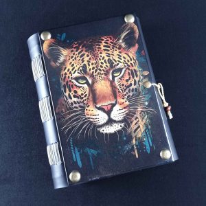 Caderno costurado com capa em madeira Onça