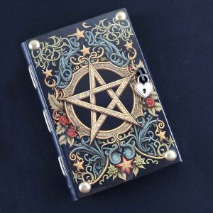 Caderno costurado com capa em madeira Pentagrama 01