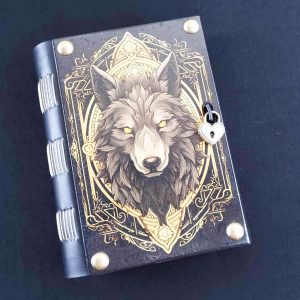 Caderno costurado com capa em madeira Lobo 03